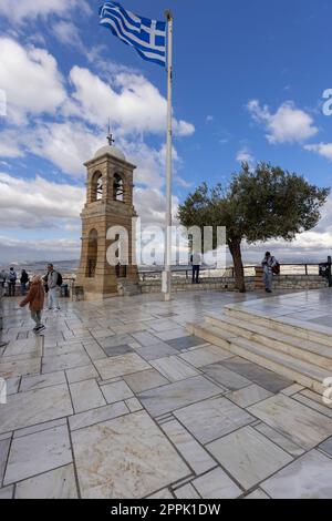 Piattaforma di osservazione in cima al monte Lycabettus con il campanile della cappella di San Giorgio, Atene, Grecia. Foto Stock