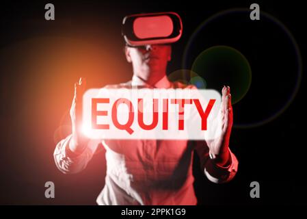Didascalia di testo che presenta l'equità. Panoramica aziendale qualità di essere equo e imparziale corsa libera una mano unità Foto Stock