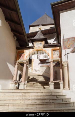 La scalinata che conduce al Santuario di San Romedio in Val di non, Sanzeno, Trentino-Alto Adige, Italia Foto Stock