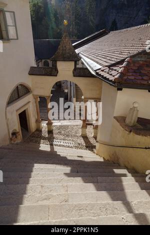 La scalinata che conduce al Santuario di San Romedio in Val di non, Sanzeno, Trentino-Alto Adige, Italia Foto Stock