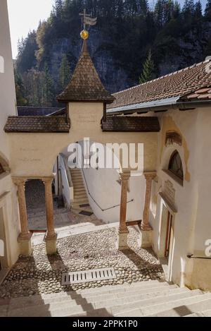 La scalinata che conduce al Santuario di San Romedio in Val di non, Sanzeno, Trentino-Alto Adige, Italia Foto Stock