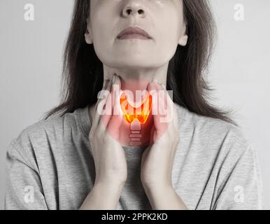 Donna e illustrazione della ghiandola tiroidea su sfondo grigio Foto Stock