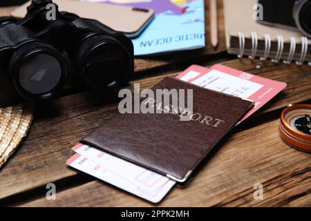 Composizione con passaporto e biglietti su tavolo di legno, guardaroba Foto Stock