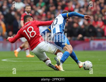 Casemiro del Manchester United affronta Brighton & Hove Albion's Alexis Mac Allister e ottiene il cartellino giallo durante la fa Cup - semi-finale partita di calcio scommessa Foto Stock