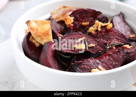 Fettine di barbabietole arrosto, aglio e rosmarino in ciotola, spicchio Foto Stock