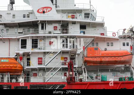Pola, Croazia. 24th Apr, 2023. Nel cantiere di Uljanik, INA ha presentato la nave GSP Falcon, che sarà utilizzata per riabilitare e chiudere definitivamente il pozzo Ivan D-1, a Pola, in Croazia, il 24 aprile 2023. Il GSP Falcon è un'imponente imbarcazione polivalente di norma norvegese che combina la capacità di sollevare carichi pesanti e l'intervento dei subacquei. È stato costruito nel 1989, è lungo 111,4 metri, pesa 9158 tonnellate lorde e ha una capacità di 139 persone. Foto: Srecko Niketic/PIXSELL Credit: Pixsell/Alamy Live News Foto Stock