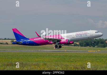 Un Airbus A321 da WIZZ con partenza da Vienna Foto Stock