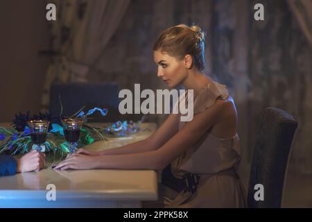 Foto romantica di una bella coppia che ha un appuntamento a San Valentino. Foto Stock