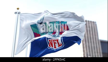 La bandiera del 57° Super Bowl che sfuma sullo sfondo la bandiera della NFL Foto Stock