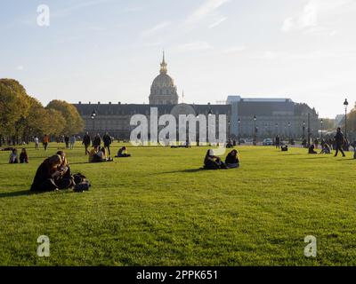 Passeggiando e rilassandosi sull'Esplanade des Invalides di fronte all'Hotel des Invalides Foto Stock