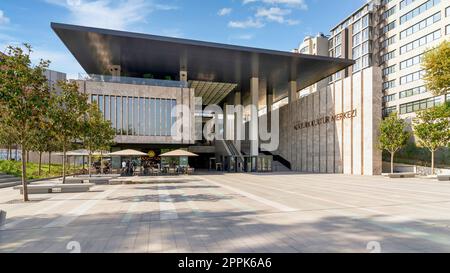 Ingresso posteriore dell'Ataturk Cultural Center, o Kultur Merkezi, Istanbul, Turchia Foto Stock