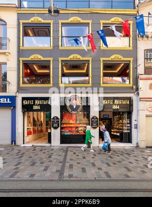 Hafiz Moustafa, un vecchio negozio tradizionale di delizie turche, in via Istiklal, vicino a Piazza Taksim, Istanbul, Turchia Foto Stock