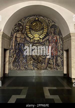 Antico mosaico sovietico sulla stazione della metropolitana Paveletskaya Foto Stock