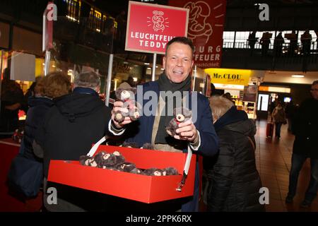 Ulf Ansorge, Leuchtfeuer Charity Aktion, vendita orsacchiotti, stazione centrale di Amburgo, 17.11.2022 Foto Stock