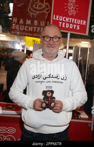 Peter Lohmeyer, Leuchtfeuer Charity Aktion, Teddy Bear sale, stazione centrale di Amburgo, 17.11.2022 Foto Stock