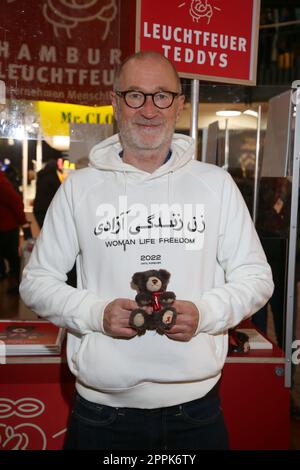 Peter Lohmeyer, Leuchtfeuer Charity Aktion, Teddy Bear sale, stazione centrale di Amburgo, 17.11.2022 Foto Stock