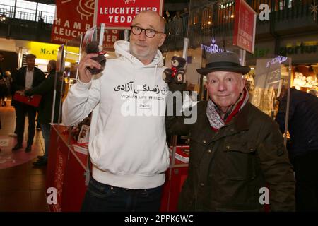 Peter Lohmeyer, Horst Schroth, Leuchtfeuer Charity Aktion, Teddy Bear sale, Hamburg Central Station, 17.11.2022 Foto Stock