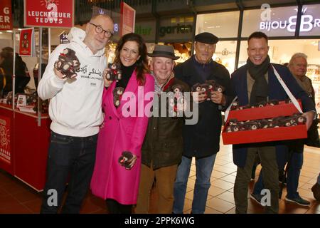 Peter Lohmeyer, Angela Roy, Horst Schroth, Eels Dieter Bruhn, Ulf Ansorge, Leuchtfeuer Charity Aktion, Teddy Bear sale, Hauptbahnhof Hamburg, 17.11.2022 Foto Stock