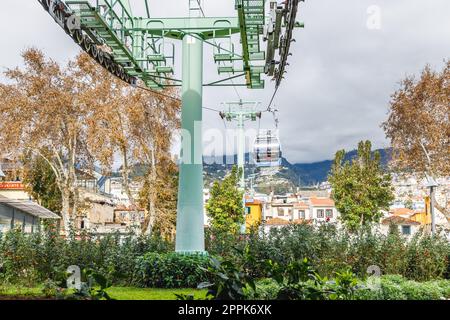 Atmosfera da strada intorno alla funivia urbana Funchal-Monte a Madeira Foto Stock