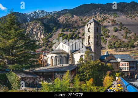 Stone St Chiesa di Esteve circondata da alberi verdi, Andorra la Vella Foto Stock