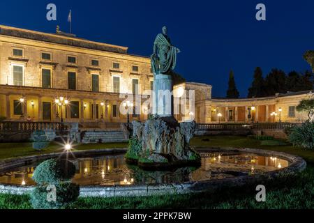 Statua di fronte al Palazzo di San Michele e San Giorgio, Kerkyra, Corfù di notte Foto Stock