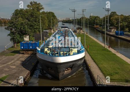 Una nave da carico entra nella serratura di Griesheim, Francoforte, Germania Foto Stock