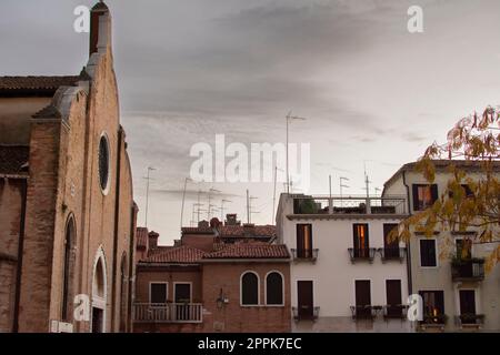 Antenne TV in vecchio stile sui tetti degli edifici residenziali di Venezia Foto Stock