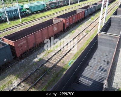 Svir, Russia 6 agosto 2021. Treni merci e carri dall'alto. Ferrovia in un giorno d'estate. Trasporti, merci, logistica e processi aziendali. Carri metallici vuoti. Trasporto internazionale di merci Foto Stock