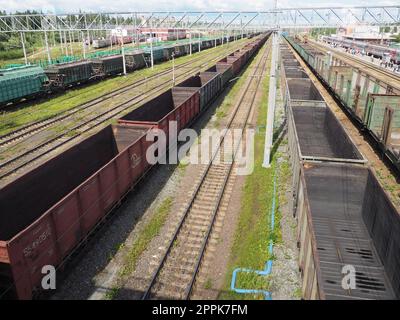 Svir, Russia 6 agosto 2021. Treni merci e carri dall'alto. Ferrovia in un giorno d'estate. Trasporti, merci, logistica e processi aziendali. Carri metallici vuoti. Trasporto internazionale di merci Foto Stock