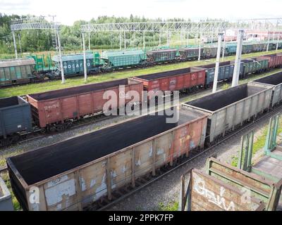 Svir, Russia 6 agosto 2021. Treni merci e carri dall'alto. Ferrovia in un giorno d'estate. Trasporti, merci, logistica e processi aziendali. Carri metallici vuoti. Trasporto internazionale di merci Foto Stock