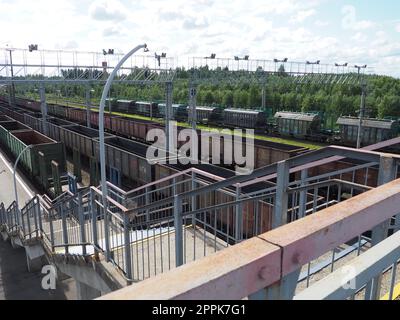 Svir, Russia 6 agosto 2021. Treni merci e carri dall'alto. Ferrovia in un giorno d'estate. Trasporti, merci, logistica e processi aziendali. Carri metallici vuoti. Trasporto internazionale di merci Foto Stock