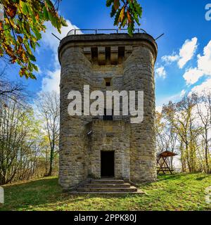 Colorata giornata autunnale con la Torre Bismarck vicino a Ballenstedt in Sassonia-Anhalt, Germania Foto Stock