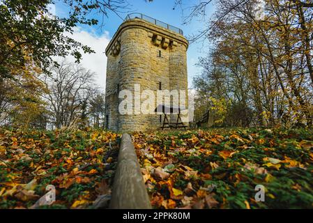 Colorata giornata autunnale con la Torre Bismarck vicino a Ballenstedt in Sassonia-Anhalt, Germania Foto Stock