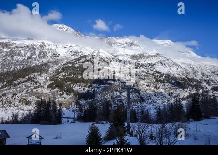 Sciatori sulle piste da sci delle alpi francesi, Val-Cenis, Francia Foto Stock