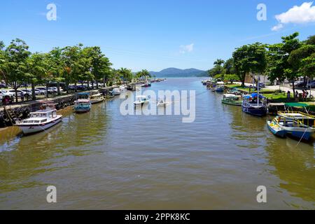 PARATY, BRASILE - 25 DICEMBRE 2022: Le barche attraversano il fiume a Paraty, Brasile Foto Stock