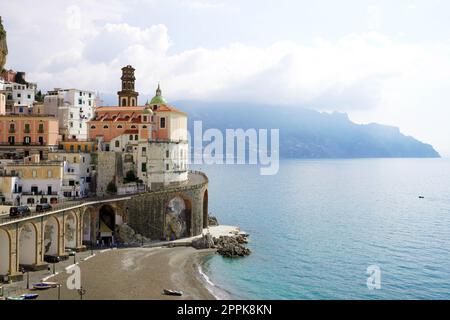 Splendida vista sul villaggio di Atrani sulla Costiera Amalfitana Foto Stock