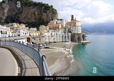 Bellissima vista sul lungomare del villaggio di Atrani sulla Costiera Amalfitana Foto Stock