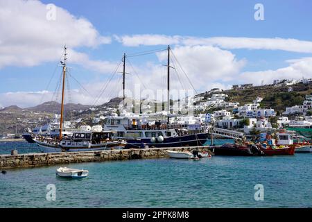 MYKONOS, GRECIA - 4 MAGGIO 2022: Navi nel porto di Mykonos, Grecia Foto Stock