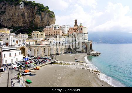 Splendida vista sul villaggio di Atrani sulla Costiera Amalfitana Foto Stock