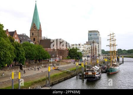 BREMA, GERMANIA - LUGLIO, 7 2022: Paesaggio urbano di Brema con il fiume Weser e St. Martin torre chiesa sullo sfondo Foto Stock