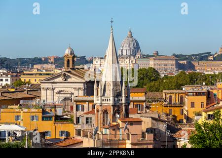 Vista aerea della città con la Basilica di San Pietro a città del Vaticano in lontananza e la torre della Chiesa di tutti i Santi, Roma, Italia Foto Stock
