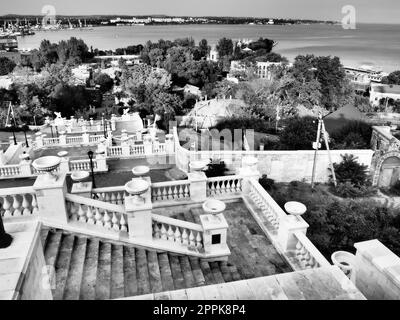 Kerch, 21 agosto 2021 la grande Scala Mitridate - una scalinata storica sulle vette della Crimea - Monte Mitridate. Foto in bianco e nero. Una balaustra bianca Foto Stock