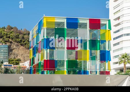 MALAGA, SPAGNA - 12 OTTOBRE 2021: Il Centro Pompidou Malaga, parte del Centro Nazionale di Arte e Cultura Georges Pompidou di Francia, situato nello spazio chiamato El Cubo (il Cubo) a Malaga, Spagna, inaugurato nel 2015 Foto Stock