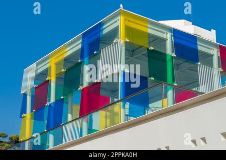 MALAGA, SPAGNA - 12 OTTOBRE 2021: Il Centro Pompidou Malaga, parte del Centro Nazionale di Arte e Cultura Georges Pompidou di Francia, situato nello spazio chiamato El Cubo (il Cubo) a Malaga, Spagna, inaugurato nel 2015 Foto Stock