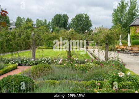 Giardino tradizionale in stile inglese. Foto Stock