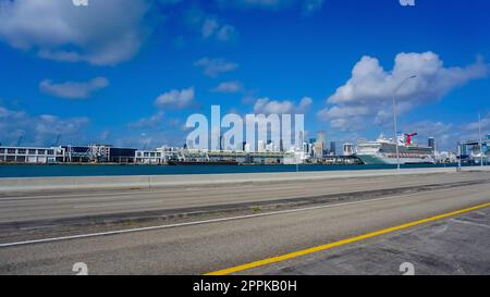 Porto di Miami con navi da crociera. Miami è un porto importante negli Stati Uniti per le navi da crociera. Foto Stock