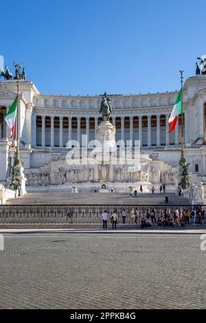 Turisti di fronte al monumento a Vittorio Emanuele II in Piazza Veneta, Roma, Italia. Foto Stock