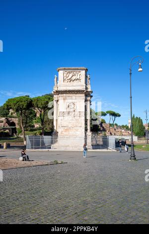 Arco di Costantino del IV secolo, (Arco di Costantino) accanto al Colosseo, dettagli della mansarda, Roma, Italia Foto Stock