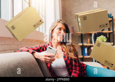 La donna fa lo shopping attraverso il negozio in linea di e-commercio, concetto di consegna rapida Foto Stock