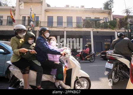 Ciclomotori per strada ad Hanoi, in Vietnam Foto Stock